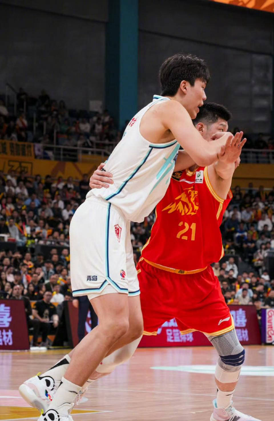 欧足联官网-球员们在比赛中彰显出色实力，势不可挡